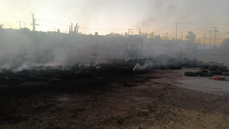 Incendio consume llantas en Villagrán, Guanajuato 