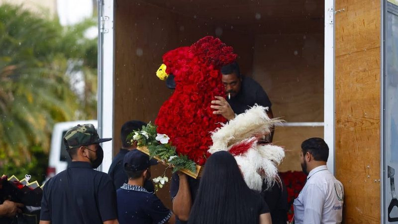 Coronas excéntricas marcan el funeral de “El Mencho” en Guadalajara; llegó una de "Gallo" 