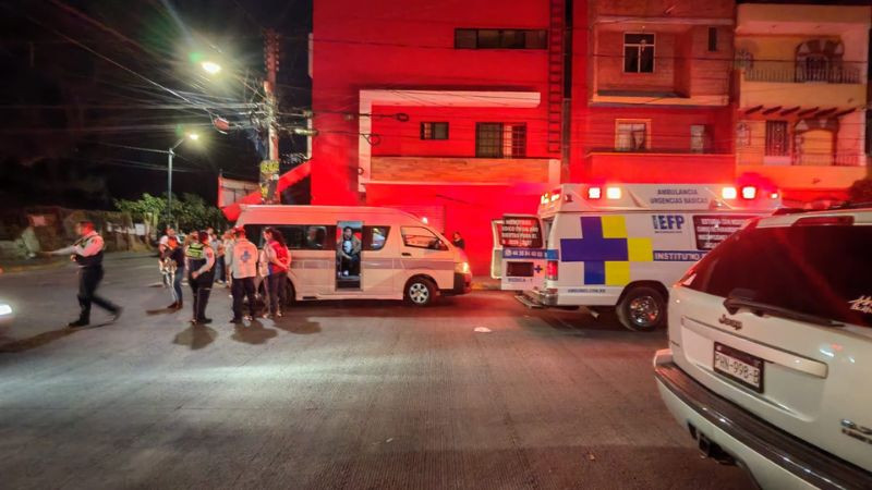 Accidente entre combi gris y vehículo deja al menos dos lesionados en Morelia 