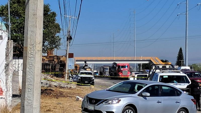 Hallan cuerpo envuelto en plástico y cinta en la carretera panamericana Celaya-Querétaro 