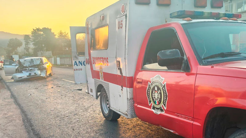 Choque vehicular en Zitácuaro, Michoacán deja dos heridos 