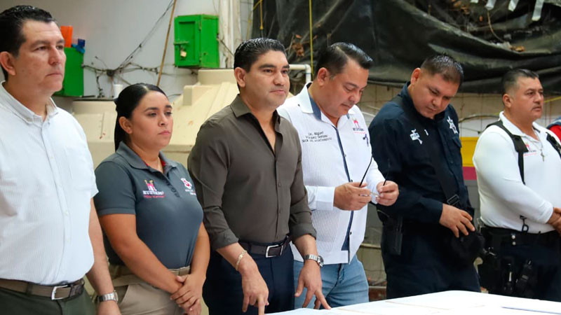 Pablo Varona entrega pólizas de seguro de vida a Policía Municipal de Huetamo 