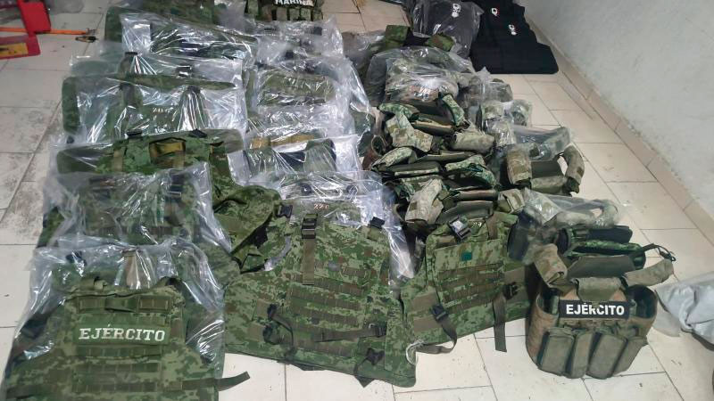 Encuentran explosivos, lanzallamas y equipo táctico en taller clandestino en Edomex 