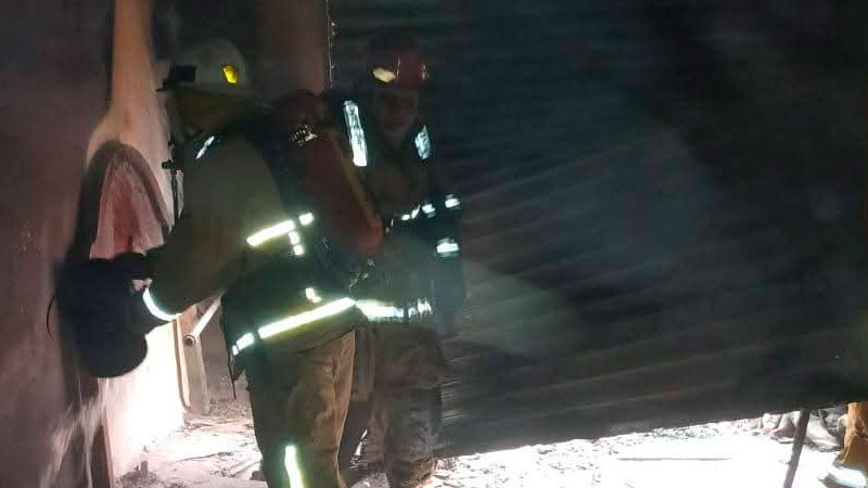 Bomberos Purhepéchas, combaten incendio en Cherán, Michoacán 