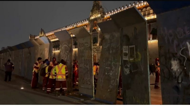 Blindan Palacio Nacional con vallas metálicas previo al 8M 
