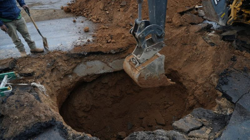 Autoridades revisan socavón en Circuito Estadio Azteca, en Coyoacán 
