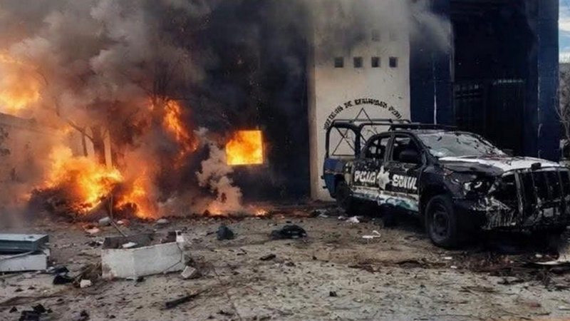 Detonan vehículo con explosivos frente a comandancia en Luis Moya, Zacatecas; hay tres policías heridos 