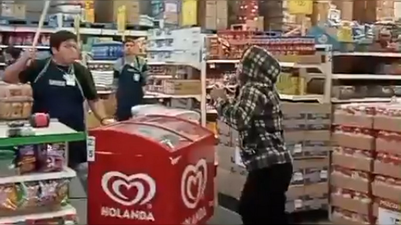 Intento de asalto de película en Bodega Aurrera de Tarímbaro; dos mujeres amedrentan con cuchillos a empleados y son neutralizadas por Ministeriales 