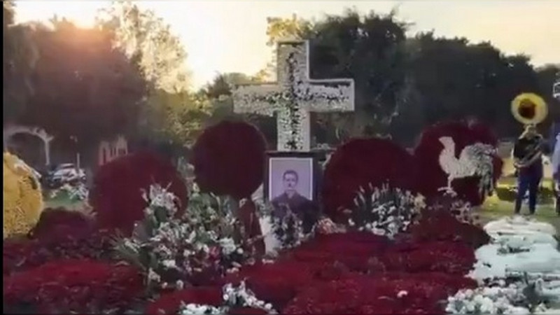 La tumba de “El Mencho” se encuentra a metros de zona militar en Zapopan; está rodeada de flores y tiene su corona de "Gallo" 