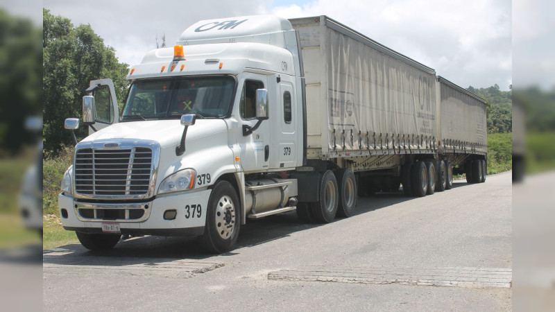 Michoacán bajo asedio carretero: comandos se adueñan de tráiler de doble remolque y una camioneta último modelo, en atracos en autopistas clave 