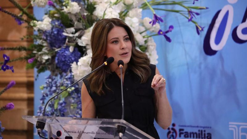 Recibe Paola Delgadillo Hernández, presidenta de DIF Morelia, reconocimiento del Congreso del Estado 