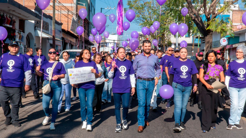 Jeovana Alcántar encabeza mega-marcha "Ola Violeta" en Ciudad Hidalgo, Michoacán 