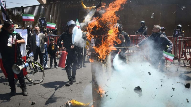 Protestan frente a la Embajada de Estados Unidos en México contra intervención militar en Irán 