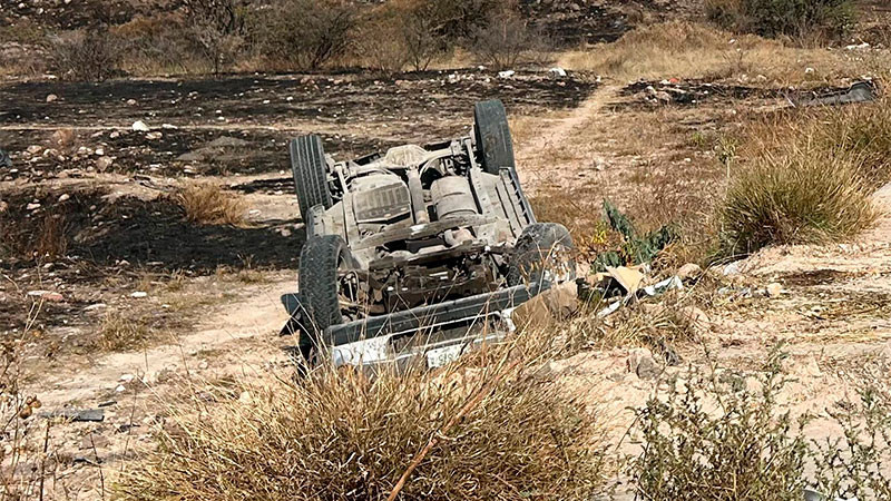 Sale del camino una camioneta y termina volcada en Prolongación Bernardo Quintana de la capital queretana  