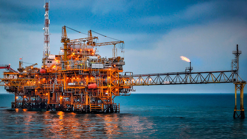 Tras conflicto con Irán, aumenta el precio del petróleo a más de 100 dólares por barril   