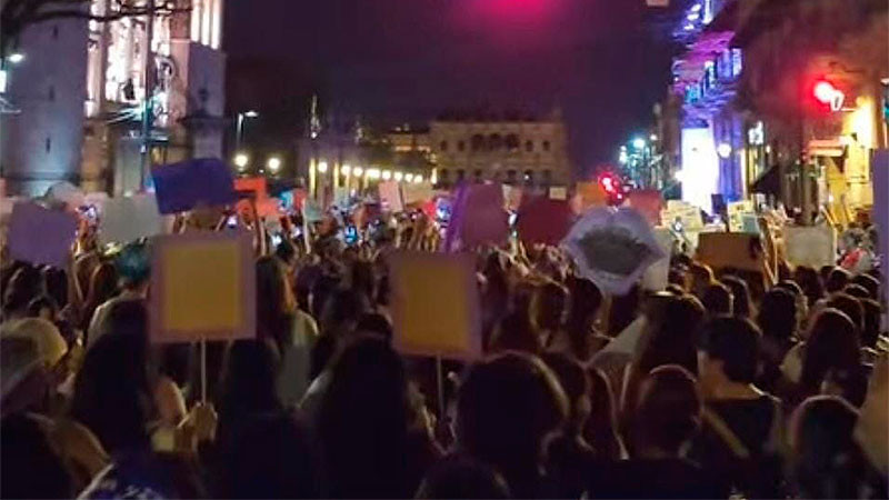 Manifestantes dañan fachada de Palacio de Gobierno durante marcha por el 8M en Morelia, Michoacán  
