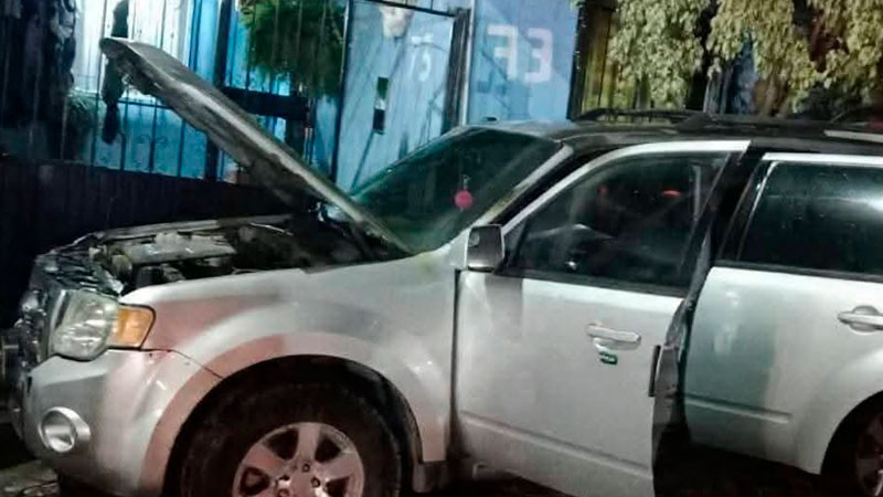 Sujetos desconocidos intentan quemar un vehículo en Uruapan, Michoacán; bomberos controlan el fuego 