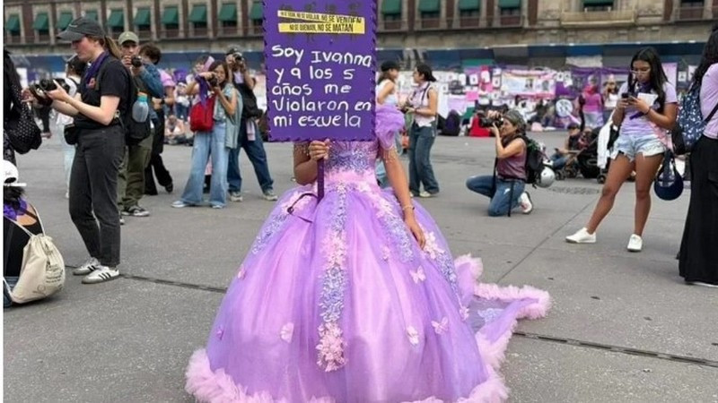 Vestida de princesa, menor de 9 años exige sentencia para su presunto violador en marcha del 8M en la CDMX 