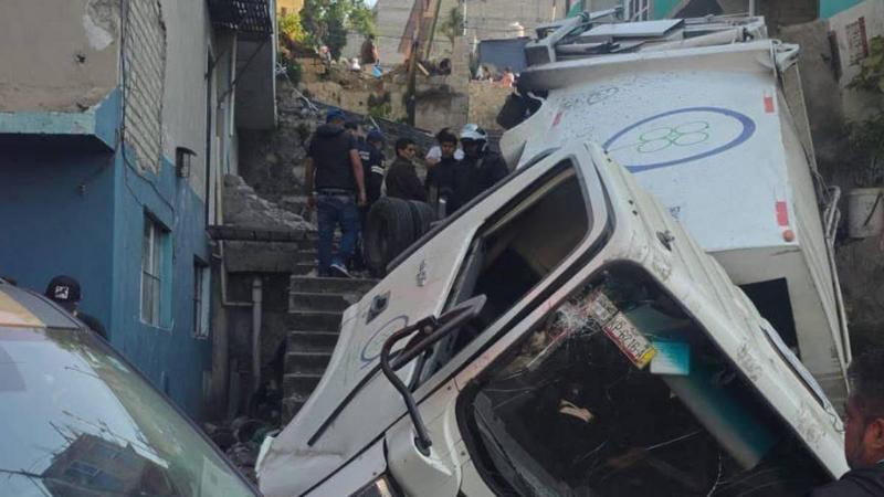 Accidente vial deja una persona fallecida y otra herida en Naucalpan, Estado de México; camión destruyó fachada de casa 