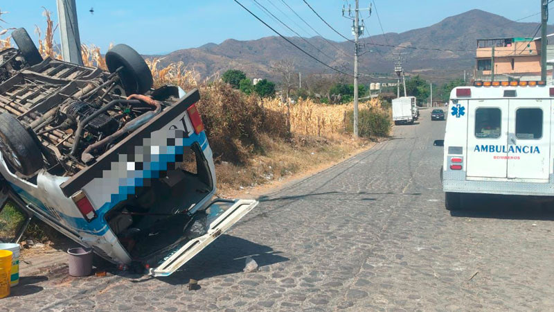 Vuelca camioneta del Servicio Público en Zitácuaro, Michoacán 