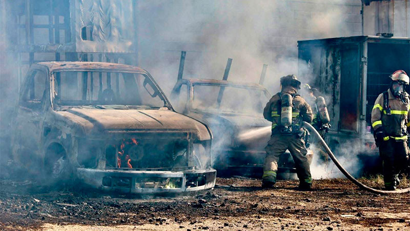 Incendio en patio de maniobras, consume cinco vehículos de carga en la colonia Colinas de San Pablo de la capital queretana  