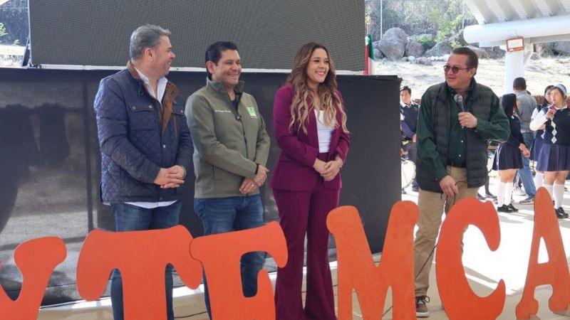 Realizan Xóchitl Ruíz y Ernesto Núñez entrega de uniformes deportivos a estudiantes del CECyTEM Capula 