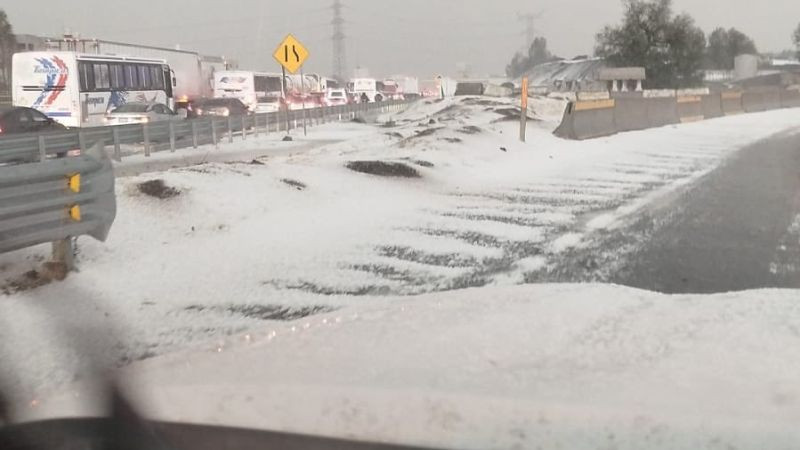 Granizada cubre de blanco la autopista México-Pachuca y complica la circulación 