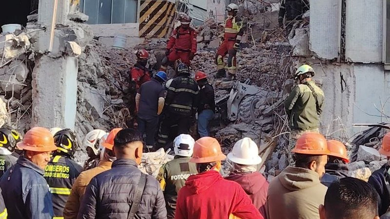 Rescatistas localizan a tercer trabajador tras colapso de edificio en CDMX; trabajan para rescatar cuerpo 