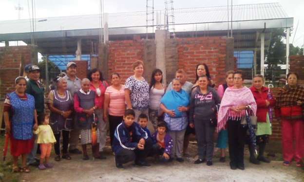 Supervisan vecinos avance de obra en la colonia Movimiento Antorchista de Uruapan 