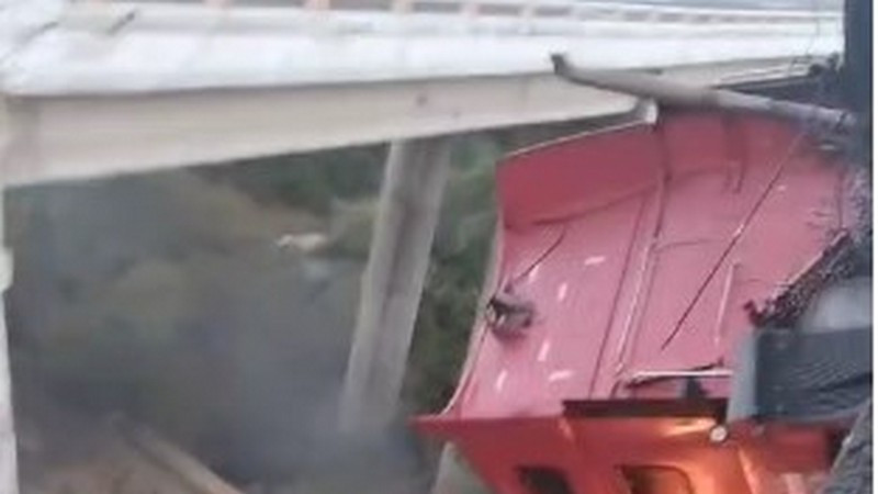 Muere trailero al accidentarse en la autopista de Occidente 