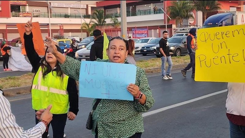 Militantes de Morena encabezan bloqueo en carretera federal  