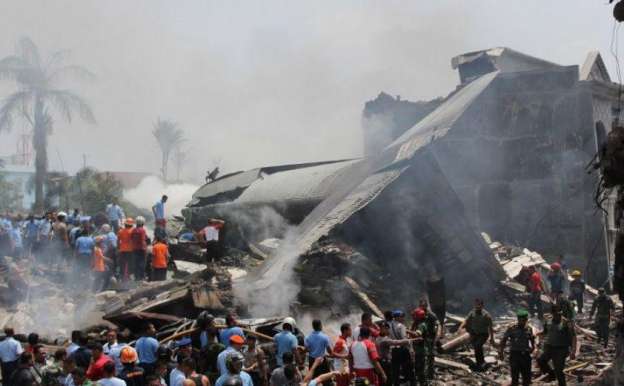 Mueren 70 personas tras estrellarse avión militar en Medan, Indonesia 