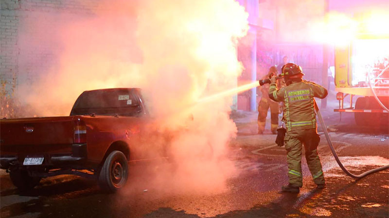 Se incendia camioneta en la colonia Lomas de Morelia de la capital michoacana; autoridades investigan 