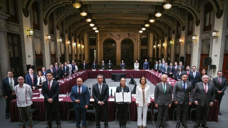 Sheinbaum destaca acuerdo para mantener gasolina por debajo de 24 pesos pese al contexto internacional 