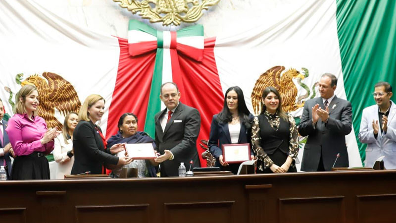 Congreso de Michoacán entrega condecoración Mujer Michoacana a Juana Bravo y Adriana Contreras 