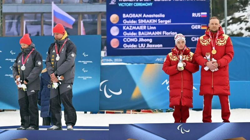 Esquiadora alemana y su guía protestan contra Rusia en los Juegos Paralímpicos de Invierno Milán-Cortina 2026 