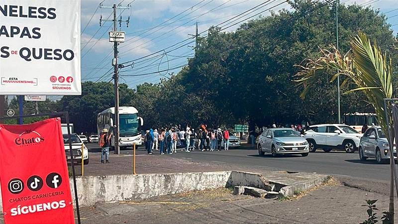 Bloquean normalistas vialidad en el Libramiento Sur de Morelia, Michoacán  