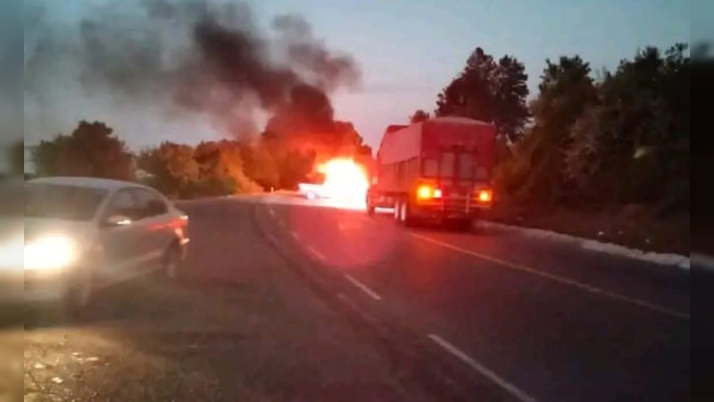 Queman vehículos en la carretera Pátzcuaro – Uruapan, tras emboscada a policías en Salvador Escalante; Secretario de Seguridad de Michoacán encabeza operativo para restablecer la tranquilidad  