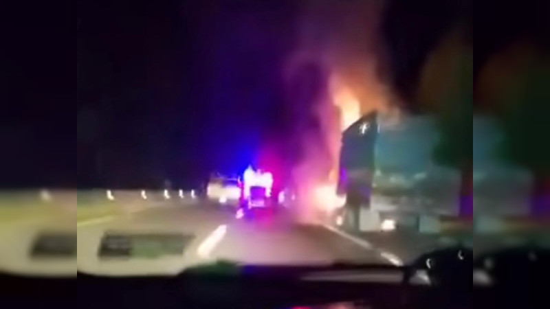 Se extienden quemas de vehículos en la región Pátzcuaro tras emboscada a policías: Incendian camión en carretera a Opopeo, Michoacán  