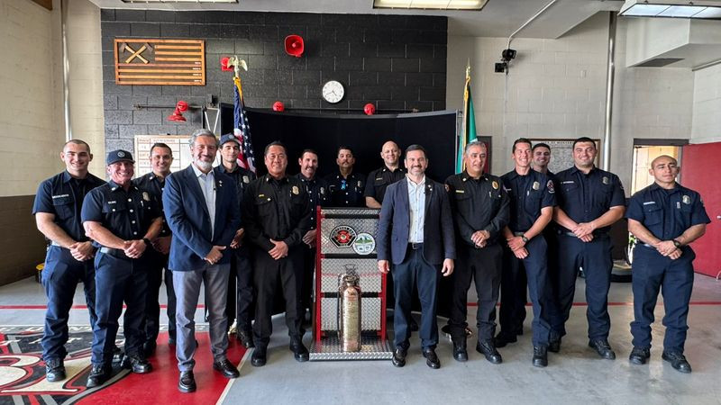 Yankel Benítez recibe donación de equipamiento para bomberos de Morelia 
