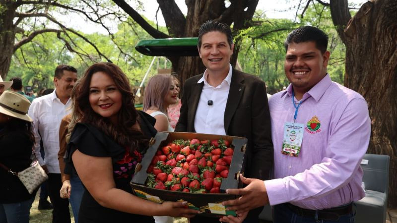 Tiende la mano Alfonso Martínez a productores michoacanos 