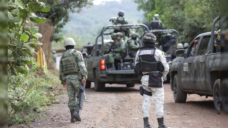 Enfrentamiento en carretera de Apatzingán, Michoacán: atacan a fuerzas federales y abandonan camioneta robada con armamento 