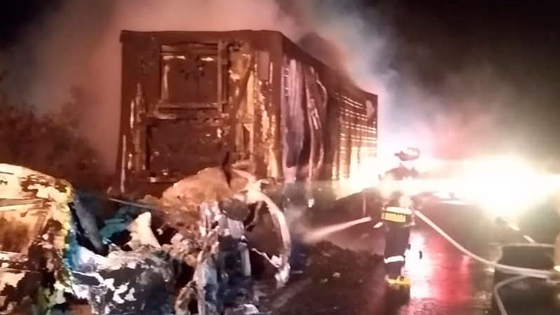 Por falla mecánica se incendia tráiler en la Siglo XXI 