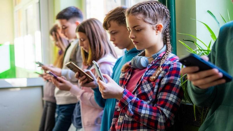 Morelos regulará uso de celulares en escuelas de educación básica 