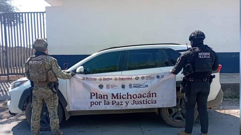 En Apatzingán, Michoacán, recuperan camioneta robada y aseguran arsenal  