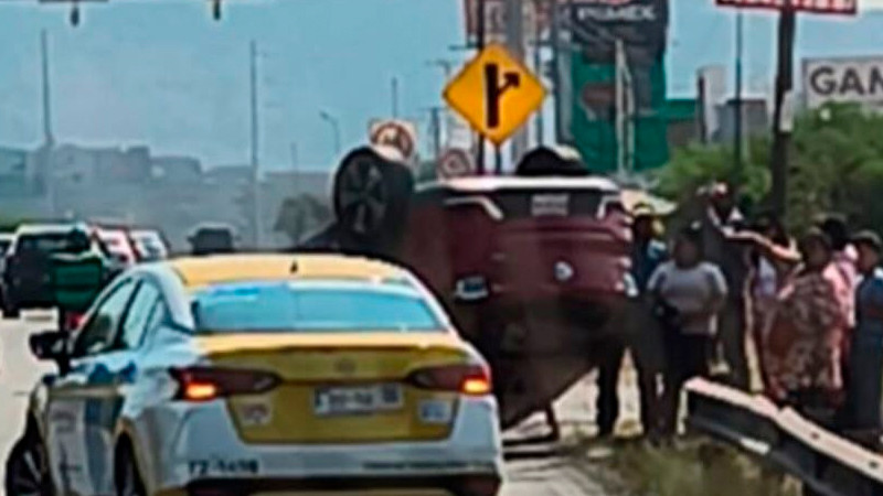 Automovilista se vuelca sobre el Fray Junípero Serra, en Querétaro capital 