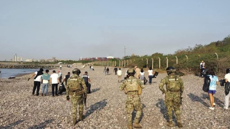Marina realiza jornada de limpieza en playa Cancuncito, en Lázaro Cárdenas 