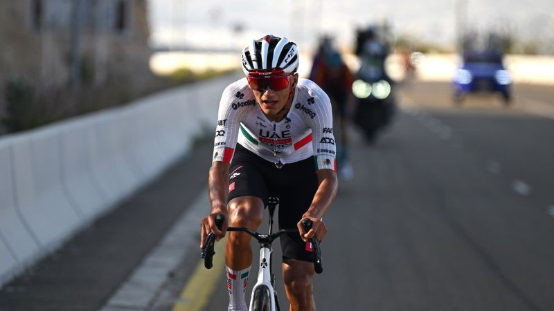 El ciclista mexicano Isaac del Toro gana la etapa 6 del Tirreno-Adriático en Italia y se coloca como líder general 