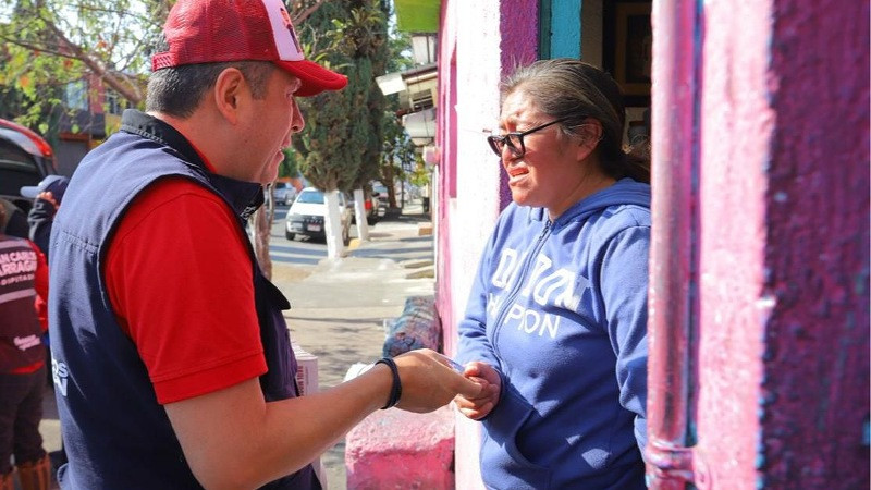 Casa por casa y mano a mano, Barragán informa a la gente sobre el Plan B de la Reforma Electoral en Morelia 