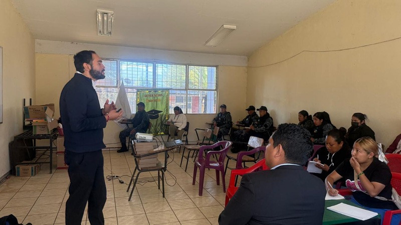 FGE imparte ponencia sobre uso seguro de redes sociales en Chilchota y Cherán 